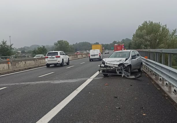 Perde il controllo dell'auto e va a sbattere contro il guard rail: traffico in tilt sulla tangenziale Perde il controllo dell'auto e va a sbattere contro il guard rail: traffico in tilt sulla tangenziale