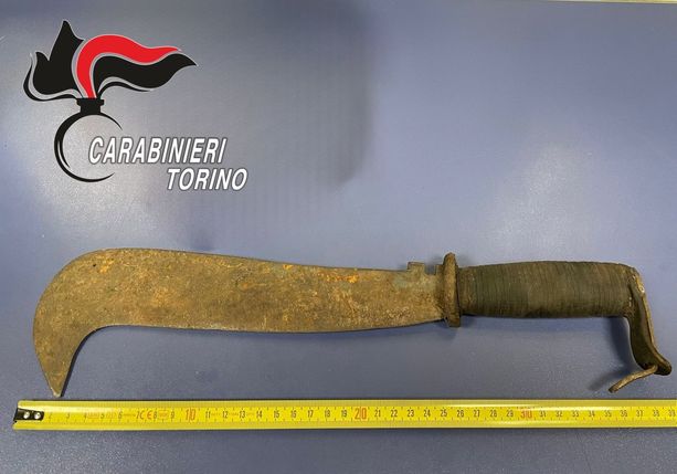 Minaccia e rapina un passante con un machete a 2 passi da Porta Nuova: arrestato Minaccia e rapina un passante con un machete a 2 passi da Porta Nuova: arrestato