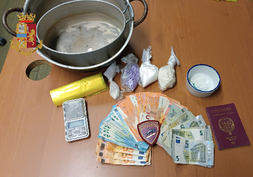 In corso Giulio Cesare la "casa dei pusher": trovati 66 ovuli e 1.500 euro In corso Giulio Cesare la "casa dei pusher": trovati 66 ovuli e 1.500 euro