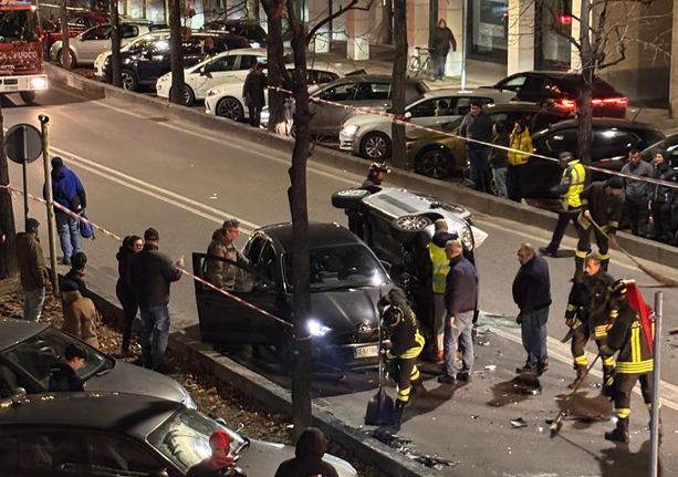 Alba, scontro tra tre auto e diversi feriti: traffico paralizzato