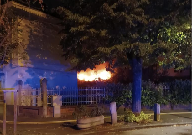 Fermato dai carabinieri con un accendino mentre la casa va a fuoco: arrestato con l'accusa di incendio doloso Fermato dai carabinieri con un accendino mentre la casa va a fuoco: arrestato con l'accusa di incendio doloso