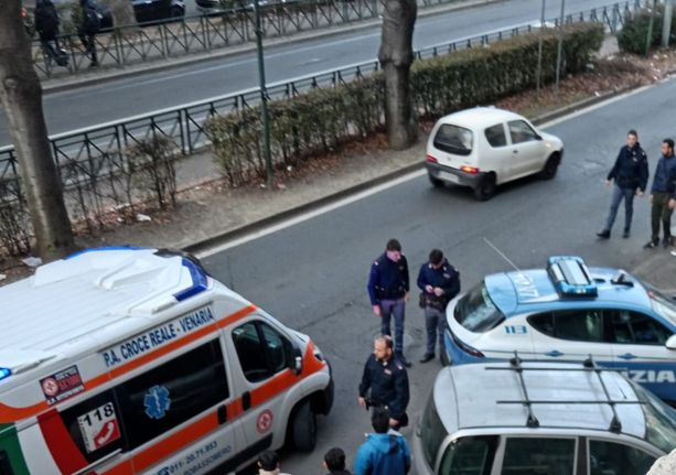 Paura in corso Giulio Cesare: una donna spacca una bottiglia e si aggira minacciando i passanti Paura in corso Giulio Cesare: una donna spacca una bottiglia e si aggira minacciando i passanti