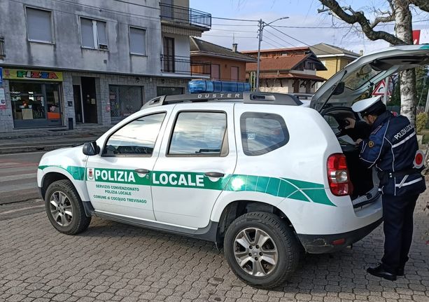 Si lanciano dall'auto in corsa per sfuggire alla polizia locale: denunciato a Cocquio il conducente per guida sotto l'effetto di stupefacenti Si lanciano dall'auto in corsa per sfuggire alla polizia locale: denunciato a Cocquio il conducente per guida sotto l'effetto di stupefacenti