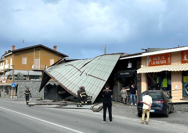 Temporale con venti sino a 68 km/h sul Monregalese. Danni a tetti e copertura a Villanova Mondovì [FOTO]