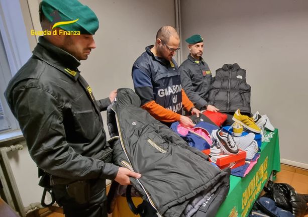 Nel cuore di Porta Palazzo si nascondeva una sartoria clandestina: era la fabbrica del &quot;falso&quot;