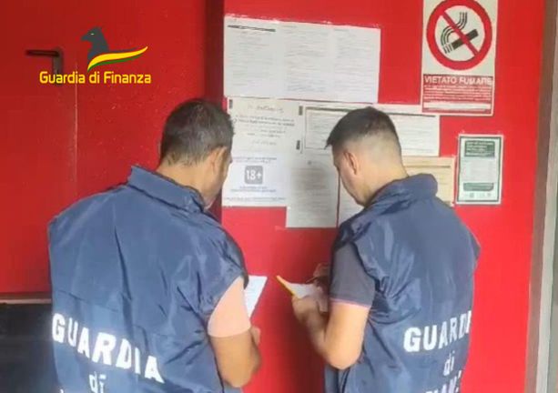 I clienti giocano con i soldi di consumazioni false: denunciati i titolari di quattro sale slot I clienti giocano con i soldi di consumazioni false: denunciati i titolari di quattro sale slot
