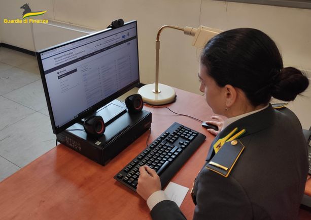 Ville e auto di grossa cilindrata: smantellato dalla Finanza il patrimonio illecito di una famiglia rom Ville e auto di grossa cilindrata: smantellato dalla Finanza il patrimonio illecito di una famiglia rom