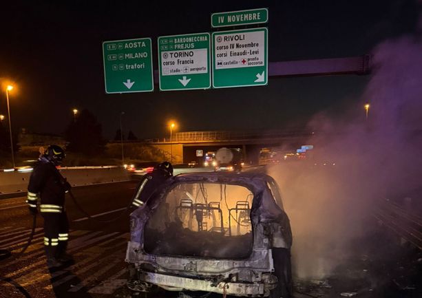 Veicolo in fiamme nella notte su corso Allamano: nessun ferito, traffico ancora bloccato Veicolo in fiamme nella notte su corso Allamano: nessun ferito, traffico ancora bloccato