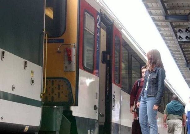Invitati a rispettare le norme Covid, aggrediscono i poliziotti: fermati su un treno in arrivo a Giubiasco