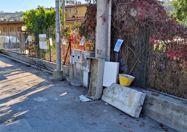Sanremo: abbandono dei rifiuti, questa volta tocca all'Eternit ma se non si interviene con telecamere e multe salate nulla cambierà (Foto)