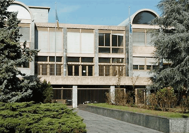 Busto, bambino cade dalla finestra a scuola. La famiglia si oppone all'archiviazione