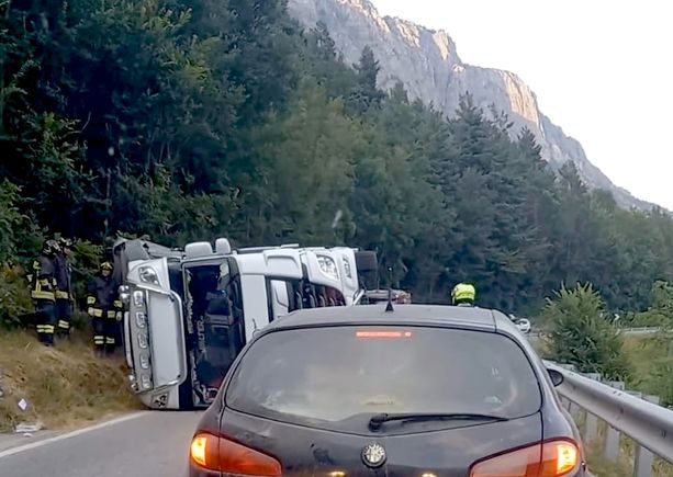 Autoarticolato si ribalta mentre percorre la Statale 21 della Maddalena ad Aisone Autoarticolato si ribalta mentre percorre la Statale 21 della Maddalena ad Aisone