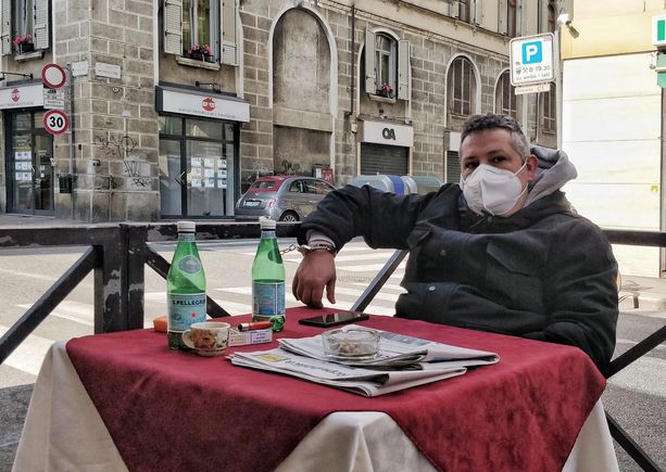 Barista ammanettato al dehor del suo locale: "Abbandonati al nostro destino" Barista ammanettato al dehor del suo locale: "Abbandonati al nostro destino"