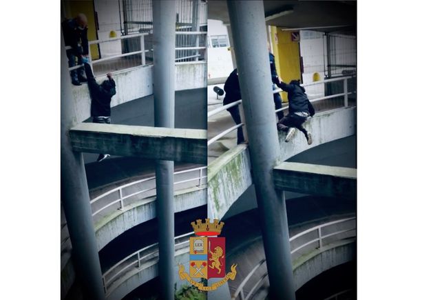 Spacciatore in fuga dalla Polizia rischia di precipitare nel vuoto e viene salvato dagli stessi agenti