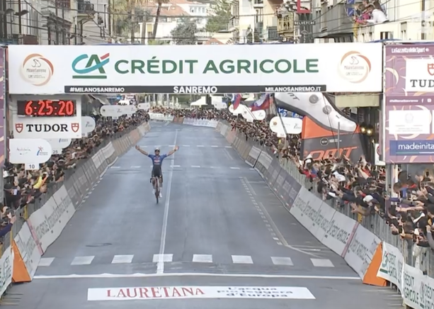 Mathieu Van der Poel se ne va sul Poggio e vince la 114ª edizione della Milano-Sanremo