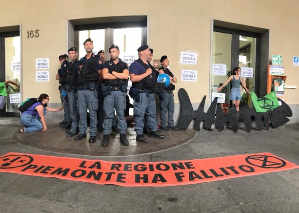 Emergenza siccità, ambientalisti incollati alla Regione Piemonte: “Sul clima ha fallito” [FOTO e VIDEO]