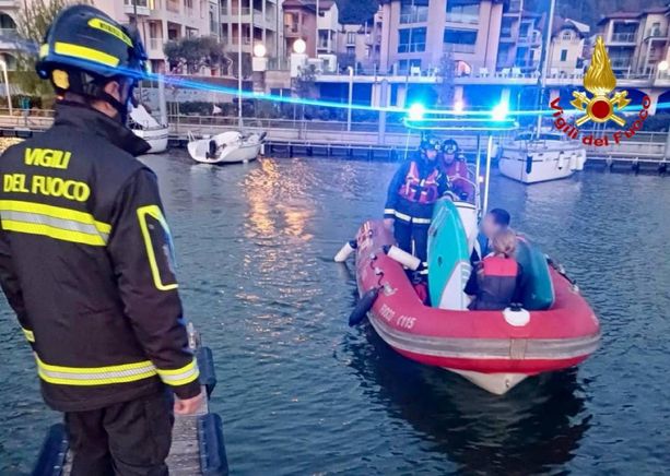 FOTO. Due ragazzi si perdono sul lago Maggiore, su una tavola da surf, nelle acque di Maccagno: salvati dai vigili del fuoco