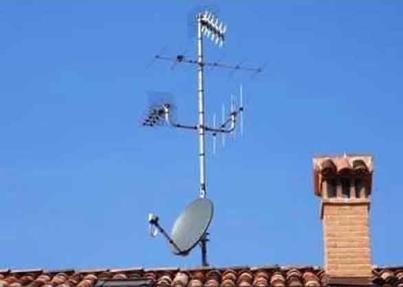 Minorenni in bilico sui tetti pur di farsi un selfie da mettere sui social: a Cuorgnè intervengono vigili e carabinieri Minorenni in bilico sui tetti pur di farsi un selfie da mettere sui social: a Cuorgnè intervengono vigili e carabinieri