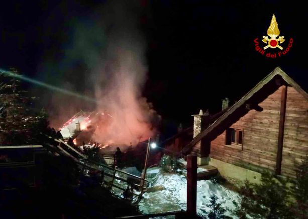 Incendio a Sauze di Cesana, a fuoco alcune baite