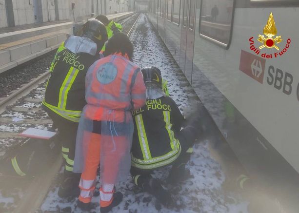 Ragazzo di 15 anni investito dal treno ad Arcisate: è grave. Circolazione ferroviaria sospesa per quasi tre ore Ragazzo di 15 anni investito dal treno ad Arcisate: è grave. Circolazione ferroviaria sospesa per quasi tre ore