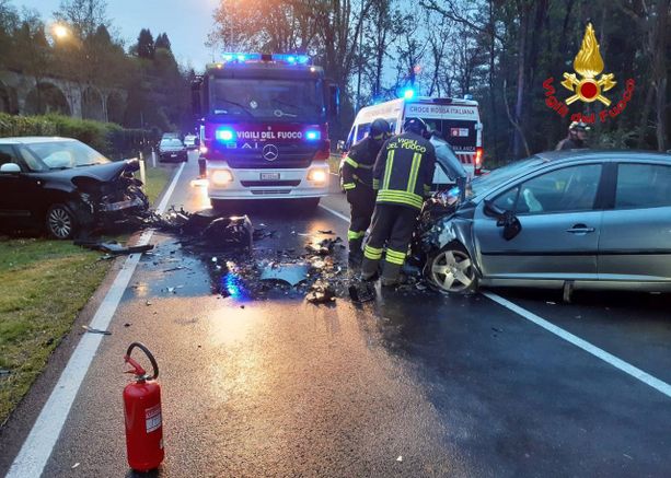 Schianto sul Sempione a Somma Lombardo: due feriti e statale chiusa Schianto sul Sempione a Somma Lombardo: due feriti e statale chiusa