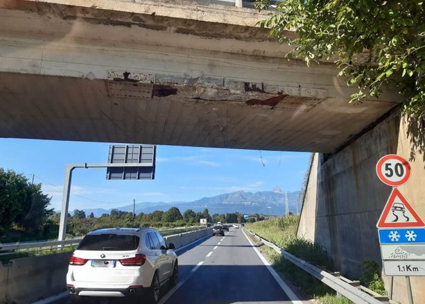 Urto contro un cavalcavia della tangenziale di Pinerolo: «Non ci sono danni strutturali»