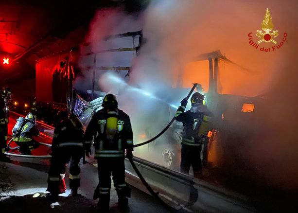 Tir in fiamme sulla A32 Torino-Bardonecchia: il maxi incendio nella galleria Cels Tir in fiamme sulla A32 Torino-Bardonecchia: il maxi incendio nella galleria Cels