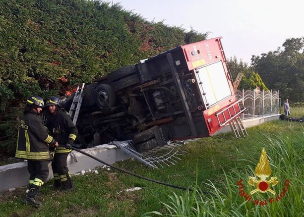 Drammatico incidente nel Canavese: camion dei pompieri finisce fuori strada, deceduto l'autista