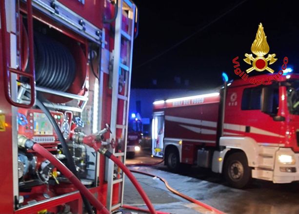 Varese: incendio nella notte in un edificio di via Cavour, intervengono i vigili del fuoco Varese: incendio nella notte in un edificio di via Cavour, intervengono i vigili del fuoco