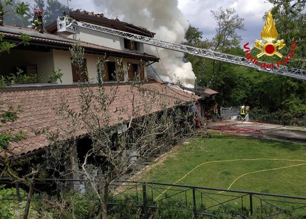 Varese, incendio in un'azienda agricola di via Miralago. Vigili del fuoco al lavoro con numerosi mezzi Varese, incendio in un'azienda agricola di via Miralago. Vigili del fuoco al lavoro con numerosi mezzi