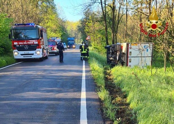 Raffica di incidenti: camion si ribalta a Mornago, due bimbe soccorse a Gorla, auto fuori strada dopo malore a Lonate Raffica di incidenti: camion si ribalta a Mornago, due bimbe soccorse a Gorla, auto fuori strada dopo malore a Lonate