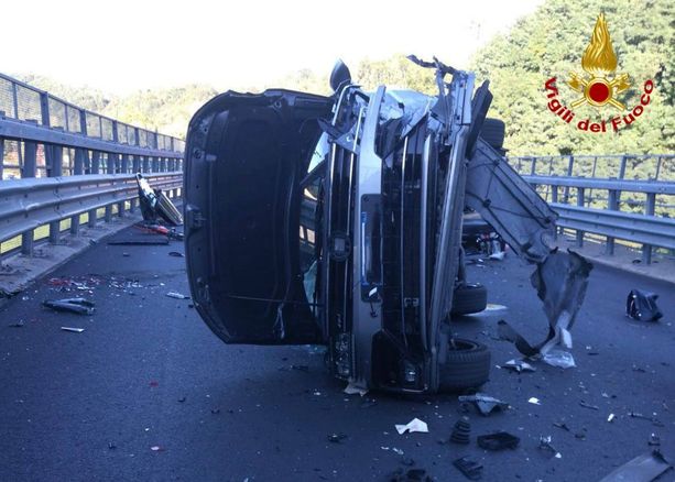 Incidente sul cavalcavia in tangenziale: «Quel tratto è pericoloso perché manca la linea di mezzeria»