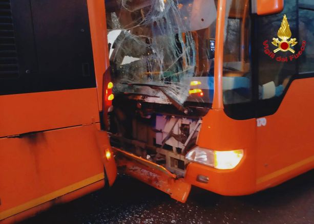 Varese, scontro tra due autobus in via Saffi: conducente incastrato e liberato dai vigili del fuoco Varese, scontro tra due autobus in via Saffi: conducente incastrato e liberato dai vigili del fuoco