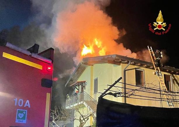 FOTO. Notte di fuoco a Ispra e Laveno: doppio incendio e un'abitazione inagibile FOTO. Notte di fuoco a Ispra e Laveno: doppio incendio e un'abitazione inagibile