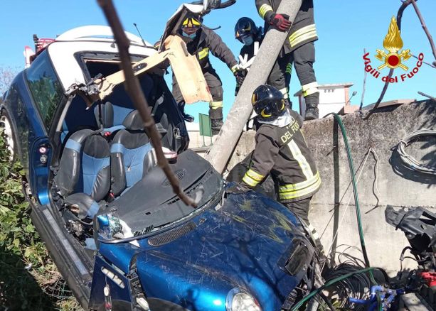 Pauroso incidente a Cassano Magnago: auto si schianta contro un muro, grave un ragazzo di 21 anni Pauroso incidente a Cassano Magnago: auto si schianta contro un muro, grave un ragazzo di 21 anni