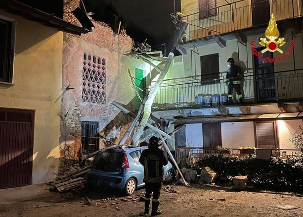 Maltempo, a Induno cede un vecchio edificio e travolge un'auto in sosta