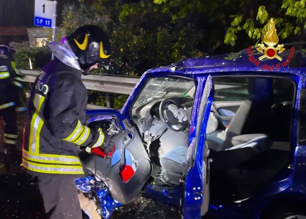 FOTO. Schianto nella notte a Buguggiate: due feriti nelle auto accartocciate