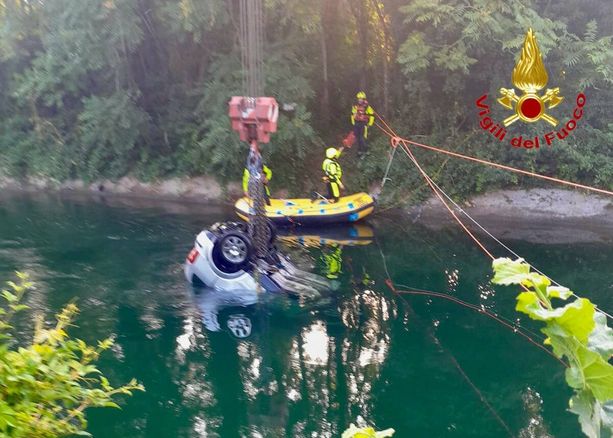 FOTO. Auto con nove giovani a bordo finisce nel canale Villoresi: tre morti e sei feriti