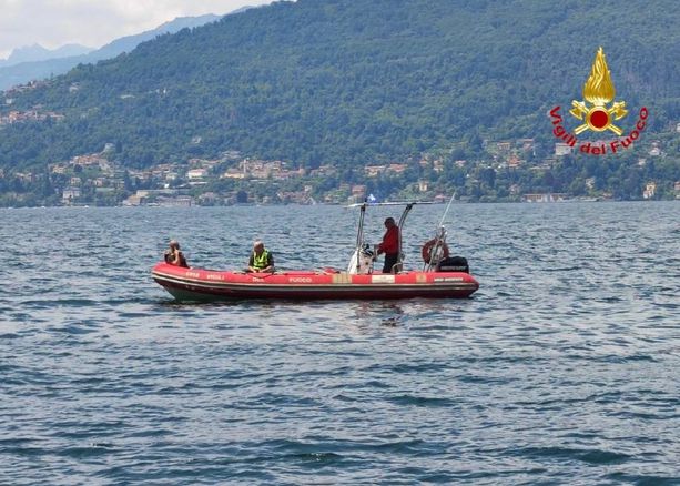 Pescatore cade nel lago Maggiore e non riemerge, soccorsi in azione a Lisanza