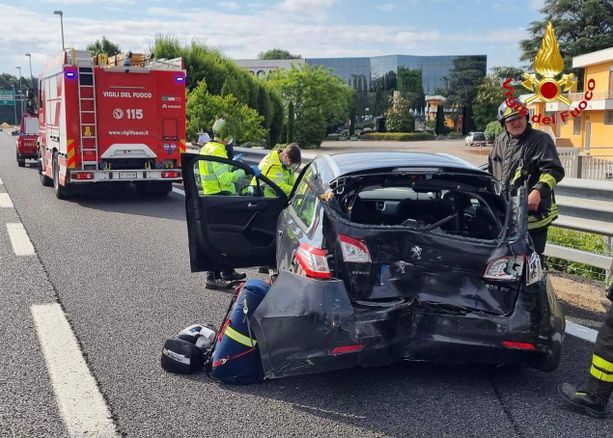 Incidente stradale in Autolaghi, coinvolti auto e tir: due feriti e ancora code Incidente stradale in Autolaghi, coinvolti auto e tir: due feriti e ancora code