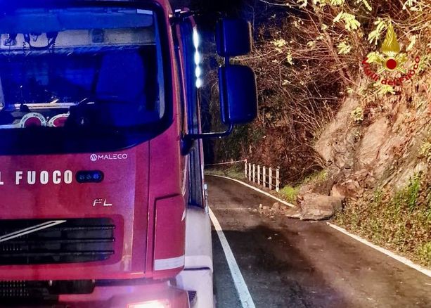 FOTO. Smottamento lungo la Provinciale 61 a Luino: strada chiusa tutta la notte