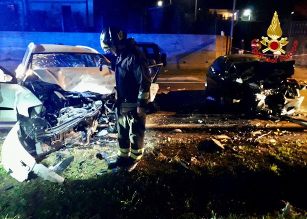FOTO. Spaventoso frontale sulla Provinciale a Varano Borghi: un ferito grave