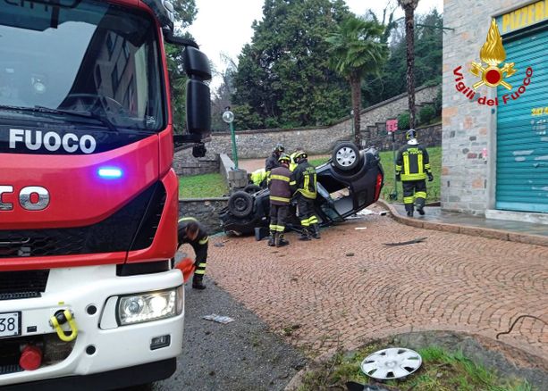 FOTO. Auto si schianta contro un muro ad Albizzate: muore giovane di 24 anni FOTO. Auto si schianta contro un muro ad Albizzate: muore giovane di 24 anni