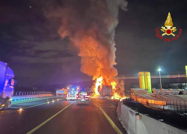 FOTO. Fuoco sull'Autolaghi a Origgio: camion divorato dalle fiamme FOTO. Fuoco sull'Autolaghi a Origgio: camion divorato dalle fiamme