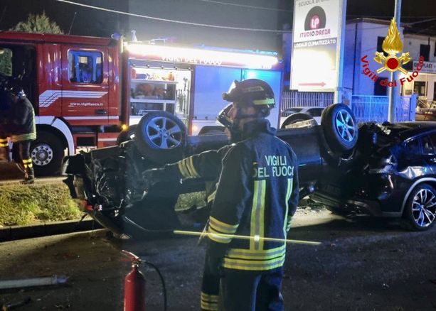 FOTO. Vergiate, auto si ribalta dopo lo schianto. Due feriti sul Sempione a Vergiate
