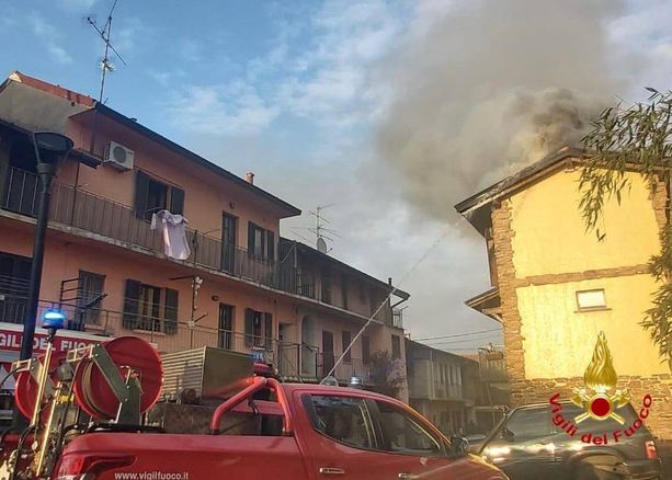 FOTO. Abitazione in fiamme a Cantello, intervengono i vigili del fuoco. Edificio inagibile FOTO. Abitazione in fiamme a Cantello, intervengono i vigili del fuoco. Edificio inagibile
