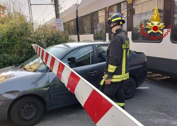 Gazzada, auto incastrata al passaggio a livello urtata dal treno in arrivo
