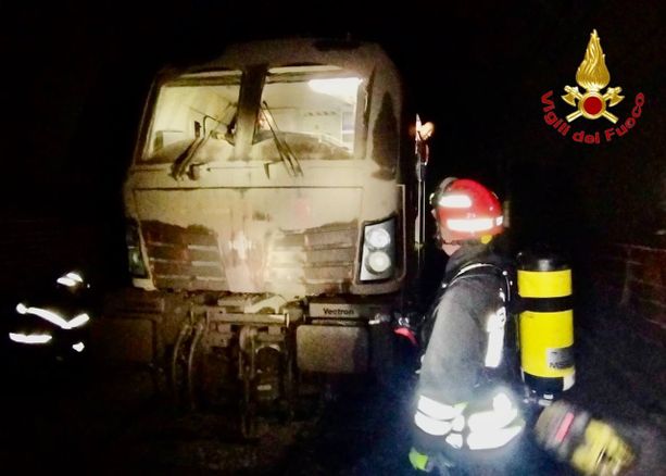 VIDEO. Treno merci deragliato e intrappolato nella galleria di Laveno, in corso la complessa operazione di estrazione
