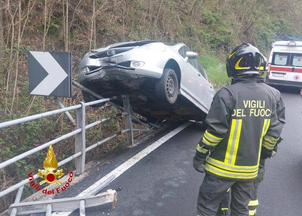 FOTO. Luino, perde il controllo dell'auto e finisce contro una barriera di protezione rimanendo in bilico: soccorso anche un bimbo di 4 anni FOTO. Luino, perde il controllo dell'auto e finisce contro una barriera di protezione rimanendo in bilico: soccorso anche un bimbo di 4 anni