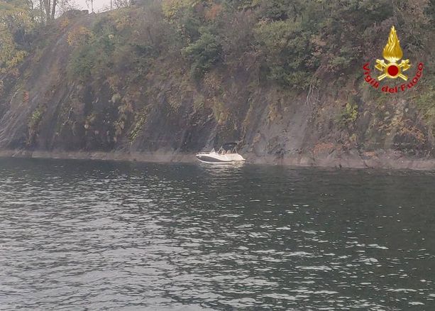 VIDEO. I vigili del fuoco recuperano un motoscafo alla deriva sul lago Maggiore VIDEO. I vigili del fuoco recuperano un motoscafo alla deriva sul lago Maggiore